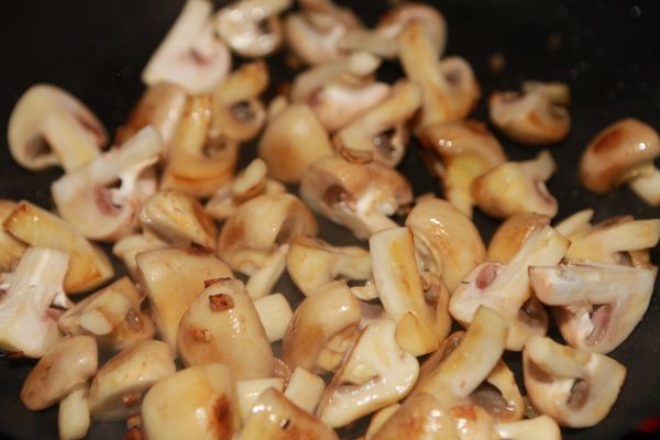 Champignons in Olivenöl anbraten